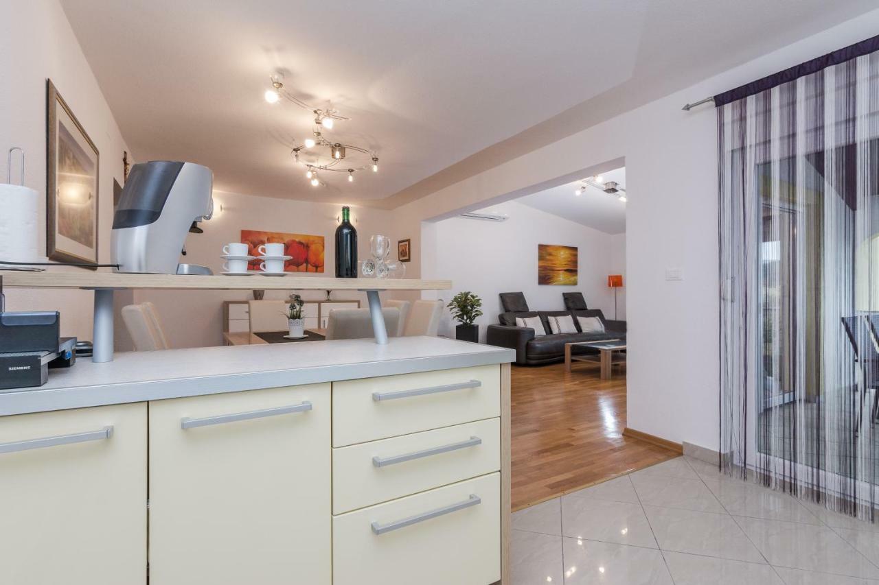 Apartment Natalie Sea View With 3 Bedrooms And Everything Is Air-Conditioned 萨利 外观 照片